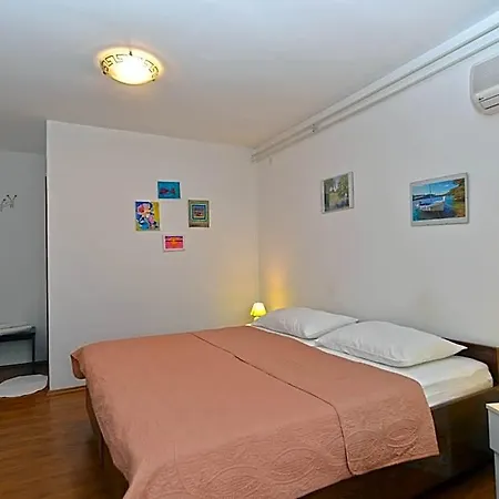 405 فندق Ližnjan
